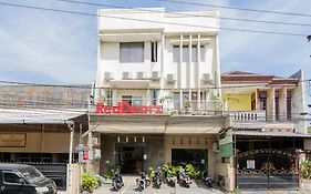 RedDoorz @ Raya Ngagel 2